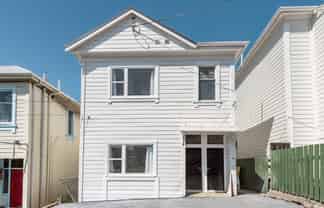 b/15 Hall Street, Newtown