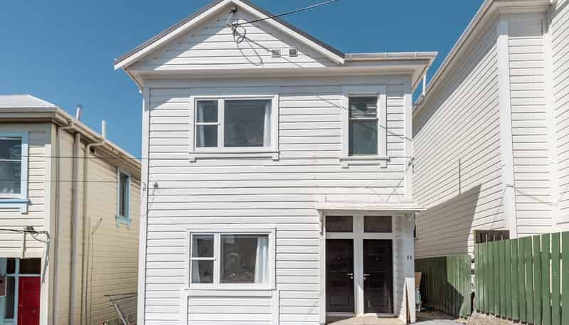 b/15 Hall Street, Newtown