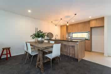 2/10 Bishop Street, Saint Albans