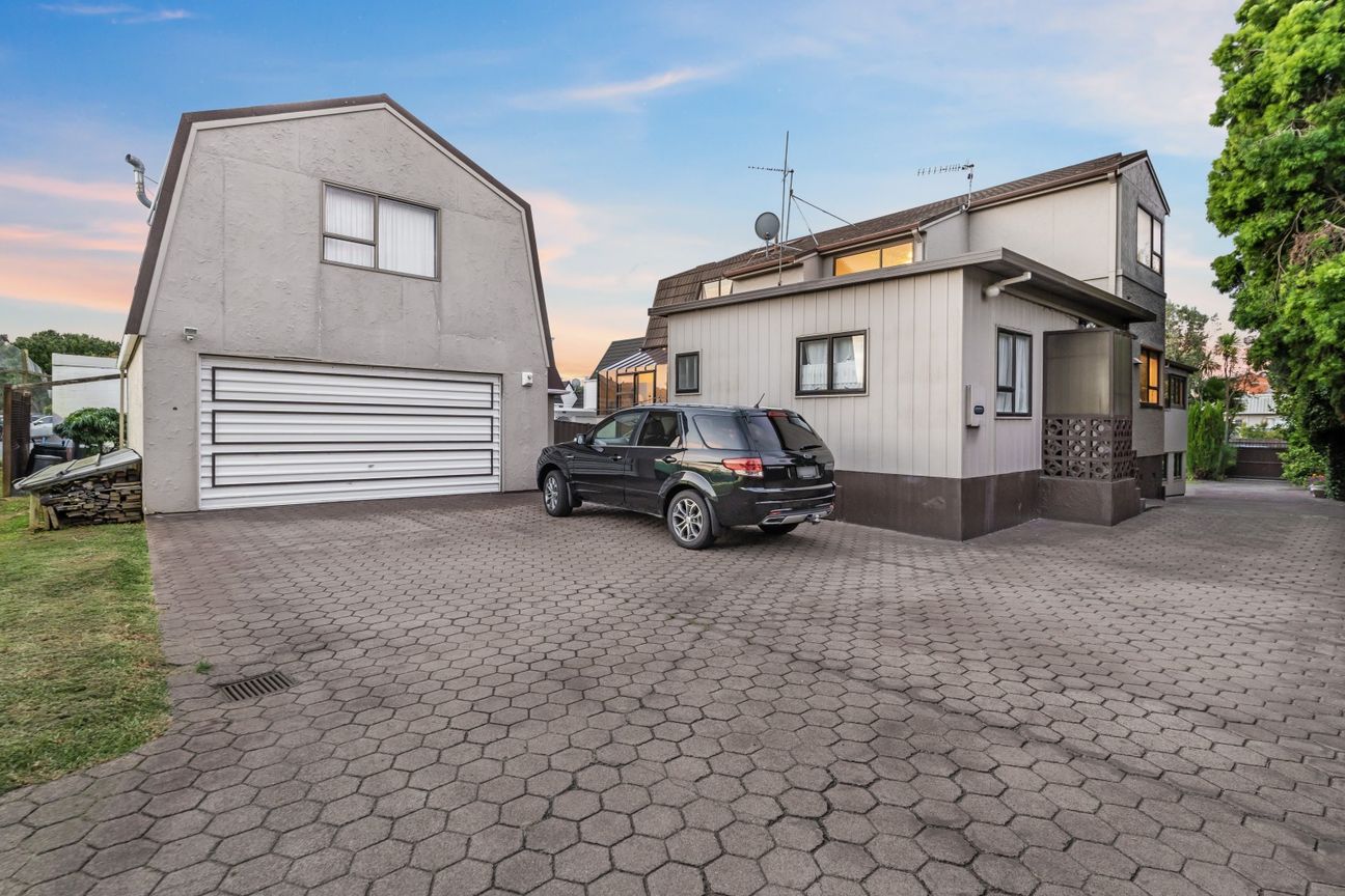 Offers from $2,900,000 invited. - Mehr