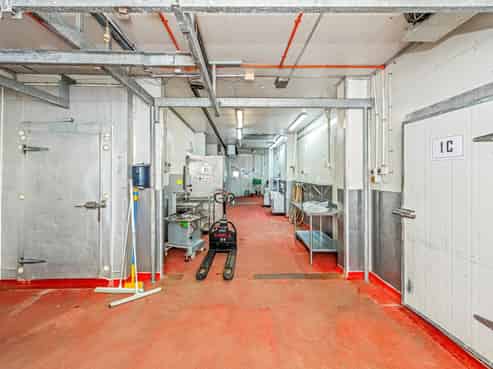 Food-grade warehouse with dual buildings