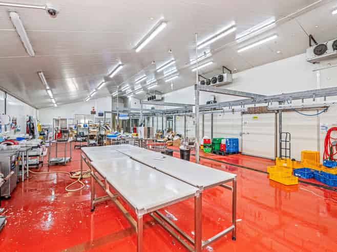 Food-grade warehouse with dual buildings