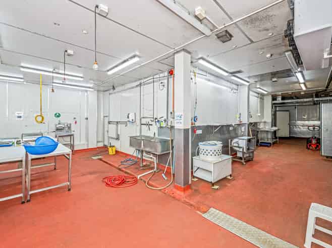 Food-grade warehouse with dual buildings