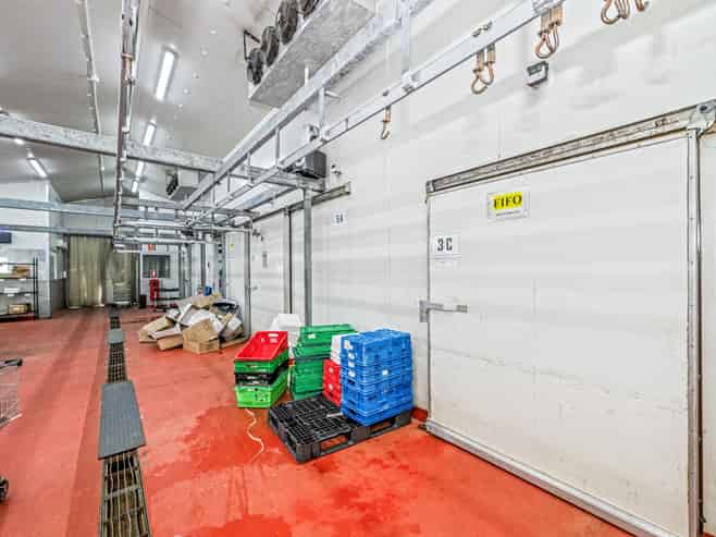 Food-grade warehouse with dual buildings