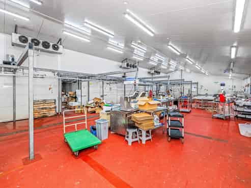 Food-grade warehouse with dual buildings