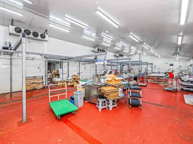 Food-grade warehouse with dual buildings