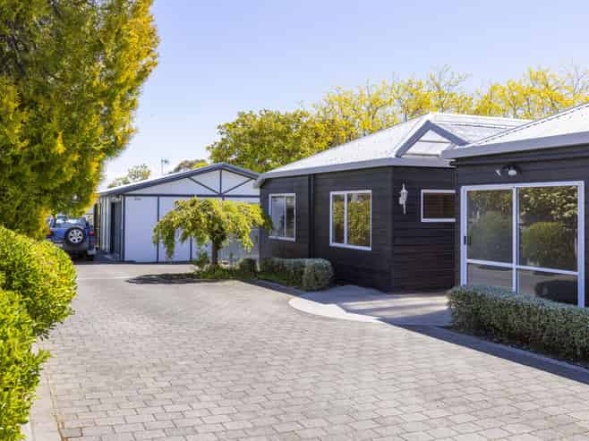 1 and 2/20 Stanley Street, Wharewaka