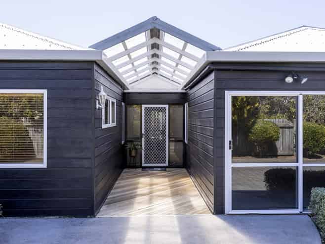 1 and 2/20 Stanley Street, Wharewaka