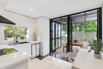 2/13 Kororo Street, Northcote