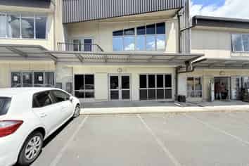 3 Phase Retail and Live Option in Manukau | 159m2