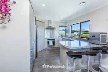9 Percy Kinsman Crescent, Riverstone Terraces