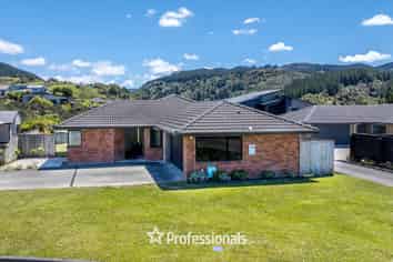 9 Percy Kinsman Crescent, Riverstone Terraces