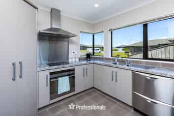 9 Percy Kinsman Crescent, Riverstone Terraces