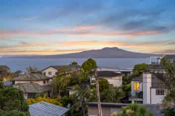 16 Eastcliffe Road, Castor Bay