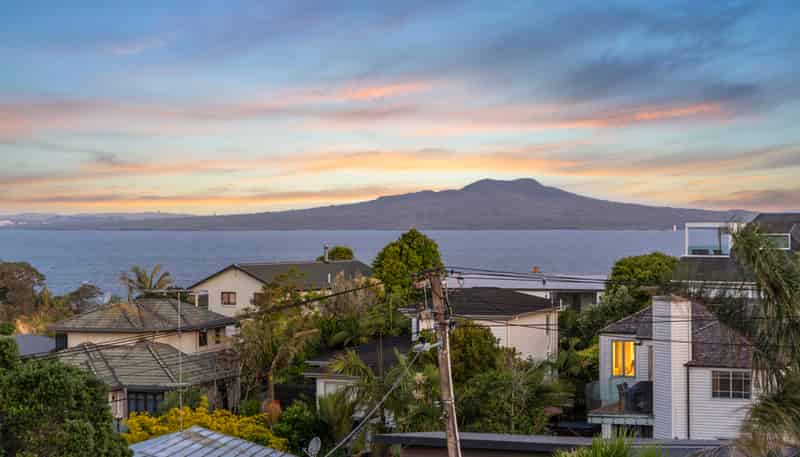 16 Eastcliffe Road, Castor Bay