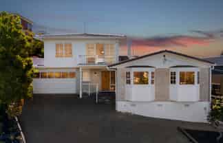 16 Eastcliffe Road, Castor Bay