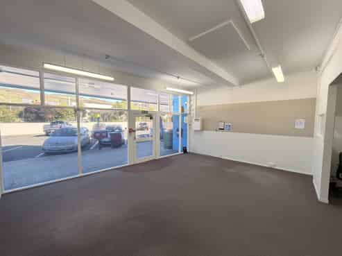 Retail and or office close to amenities!