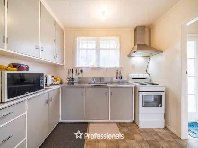 10a and b Poole Cresent, Wainuiomata