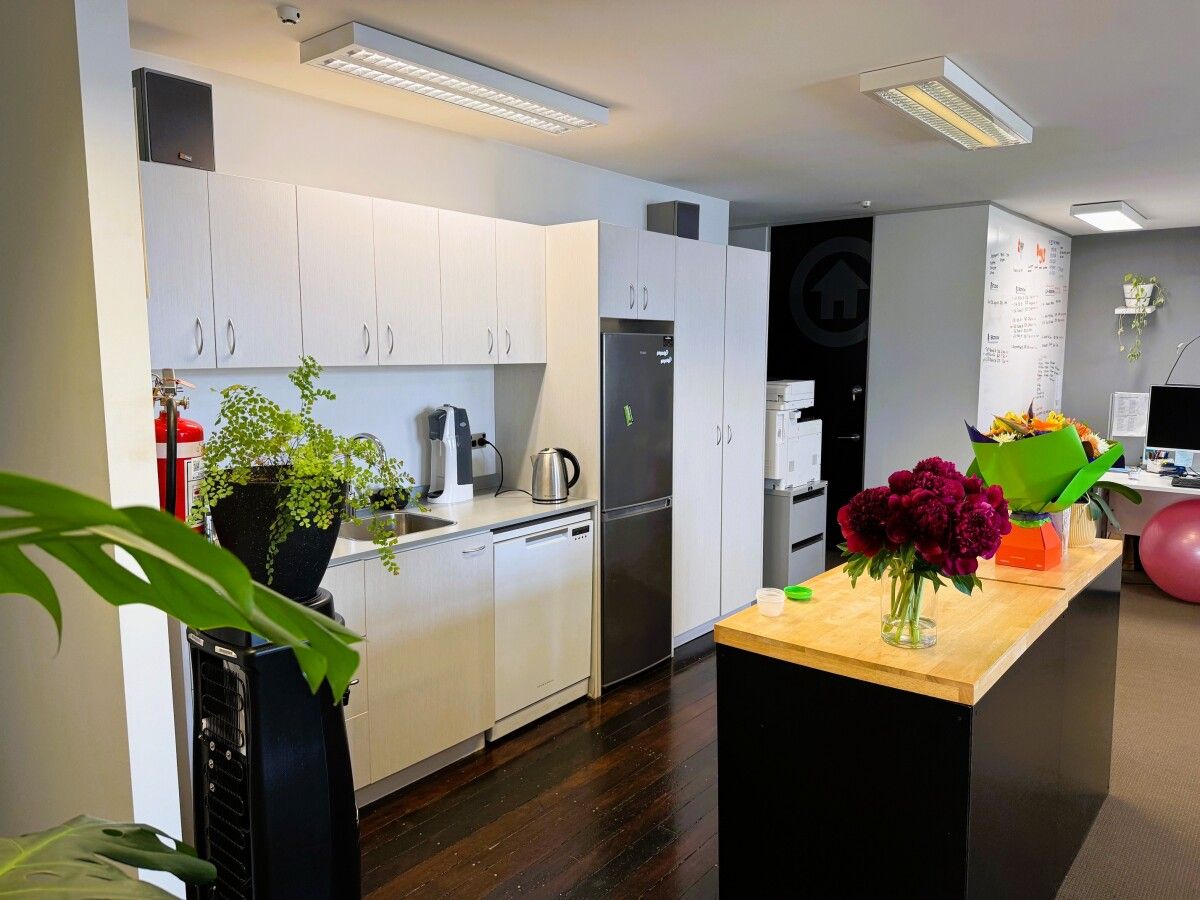 Tidy First Floor Office Suite With Fitout – pohled 5