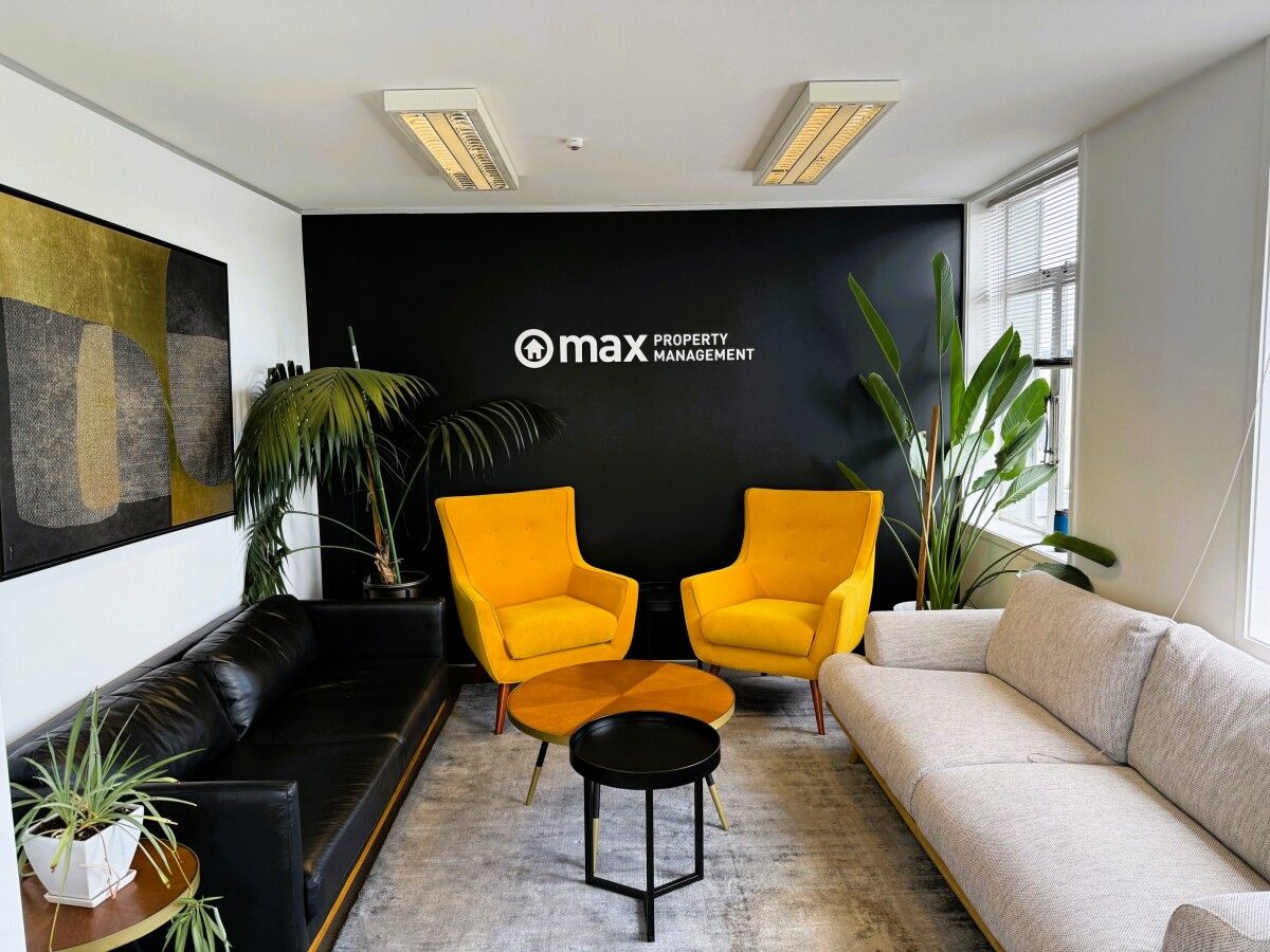 Tidy First Floor Office Suite With Fitout – pohled 3