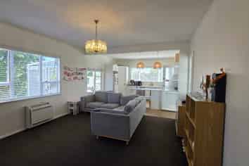 64 Athlone Crescent North, Avalon