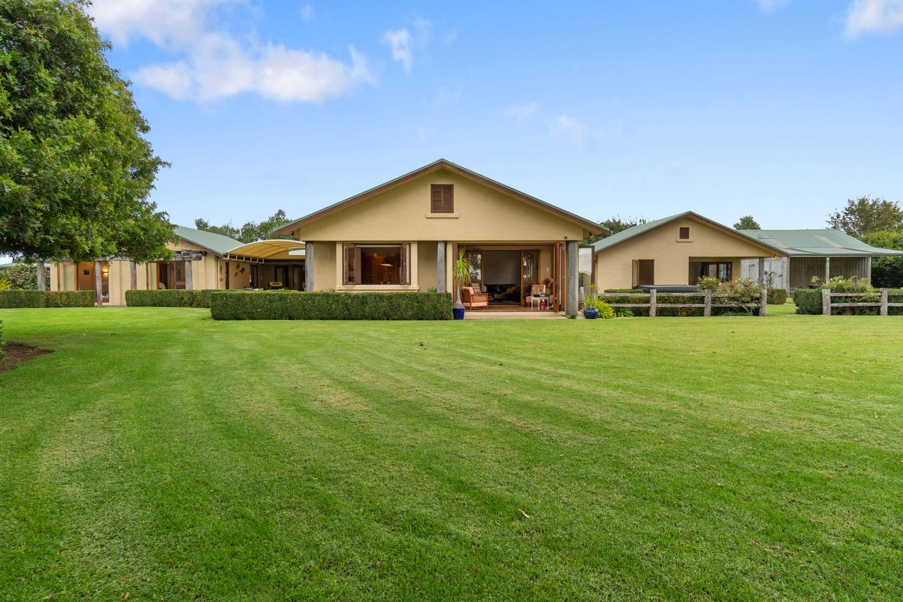Family Scale, Poolside Living + Barn Flexibility - Ansicht 2