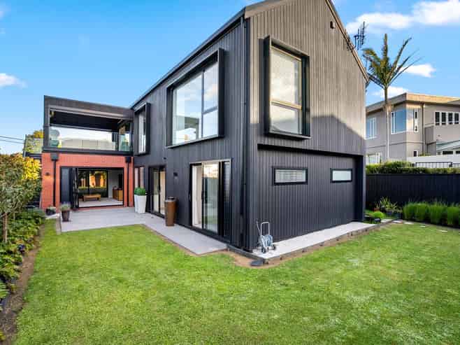 10 Vaughan Crescent, Murrays Bay