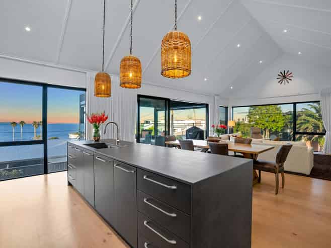 10 Vaughan Crescent, Murrays Bay