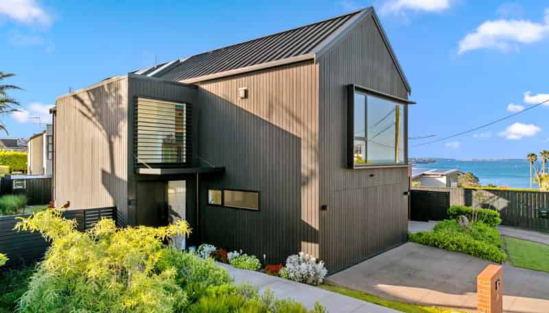 10 Vaughan Crescent, Murrays Bay