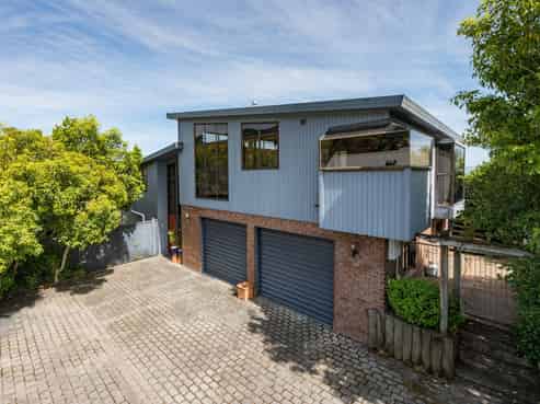 13 Farnham Drive, Richmond
