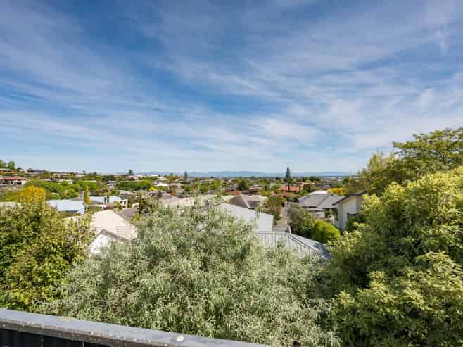 13 Farnham Drive, Richmond