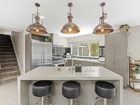 671 No 3 Line, Okoia