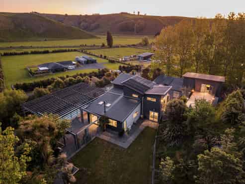 671 No 3 Line, Okoia