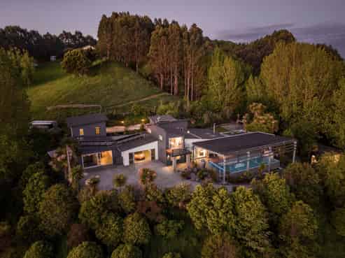 671 No 3 Line, Okoia