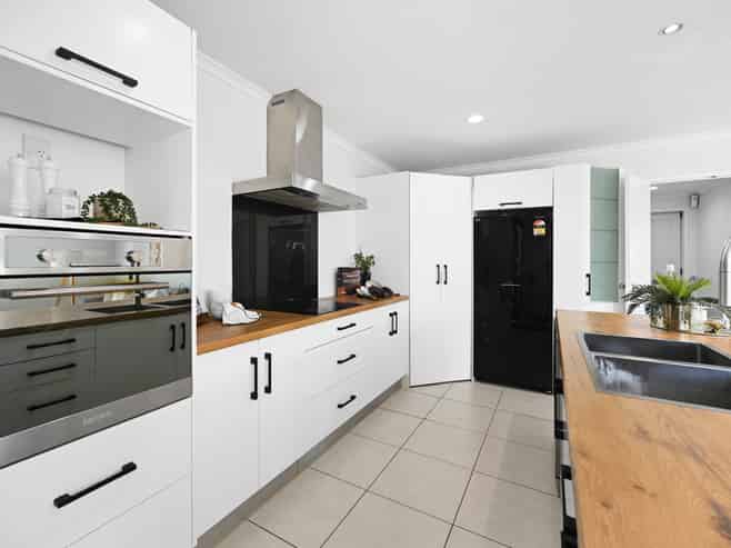 48 Thomas Road, Huntington