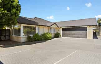 48 Thomas Road, Huntington