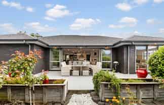 4 School Road, Riverhead