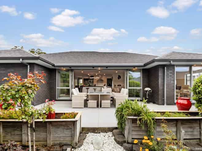 4 School Road, Riverhead