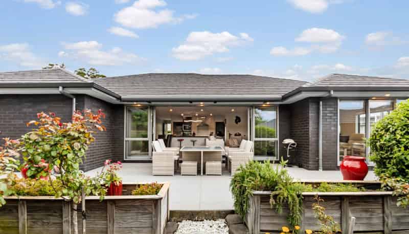 4 School Road, Riverhead