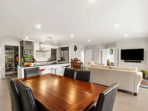 4 School Road, Riverhead