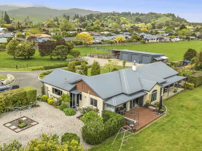 19 Whiting Drive, Wakefield