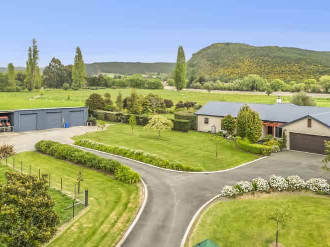 19 Whiting Drive, Wakefield