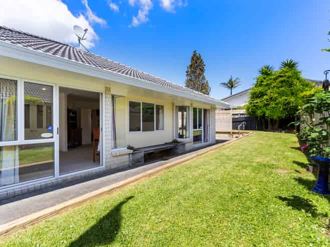 5 Stewart Gibson Place, Manurewa