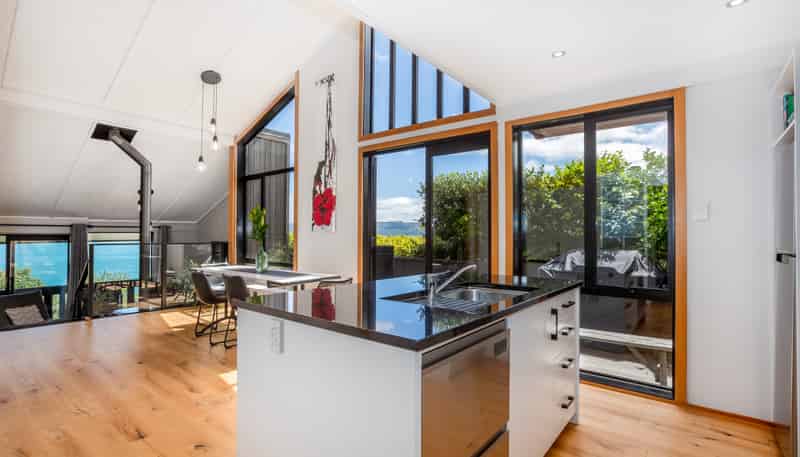 316 Marine Drive, York Bay, Eastbourne