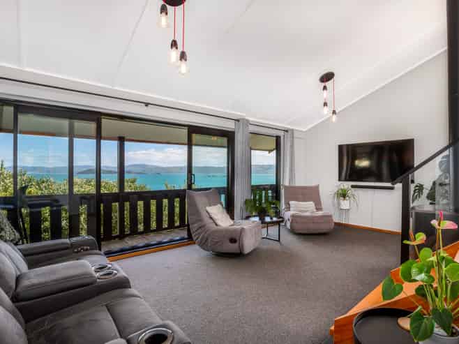 316 Marine Drive, York Bay, Eastbourne