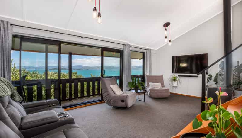 316 Marine Drive, York Bay, Eastbourne