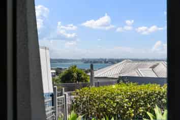 2/18 Takitimu Street, Orakei