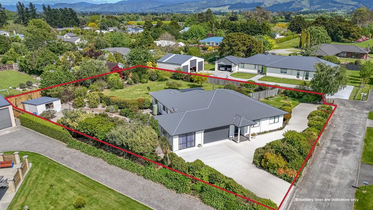 Family Home and Garden Oasis, Carterton