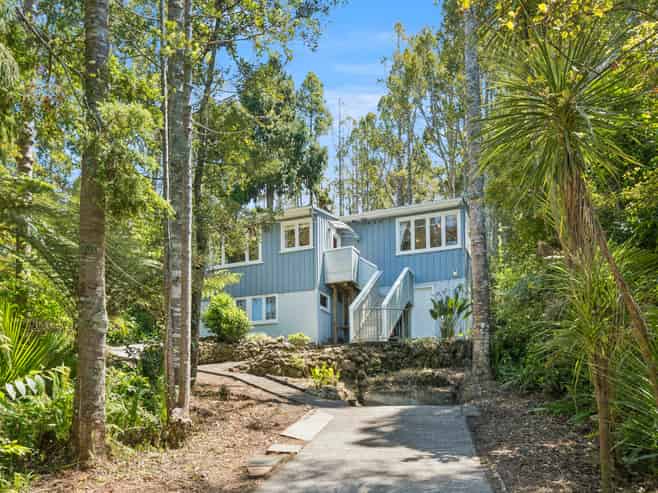 8 Arama Avenue, Titirangi