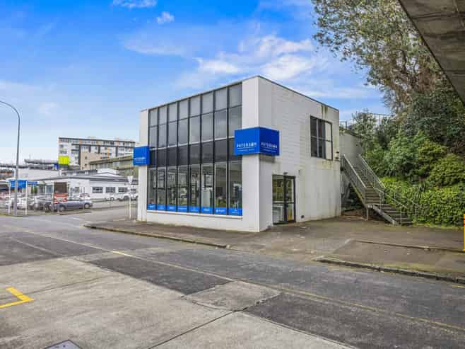 Grafton showroom/office in strategic location